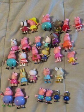 Huge Lot of 29 PEPPA PIG FAMILY Figurines Toys